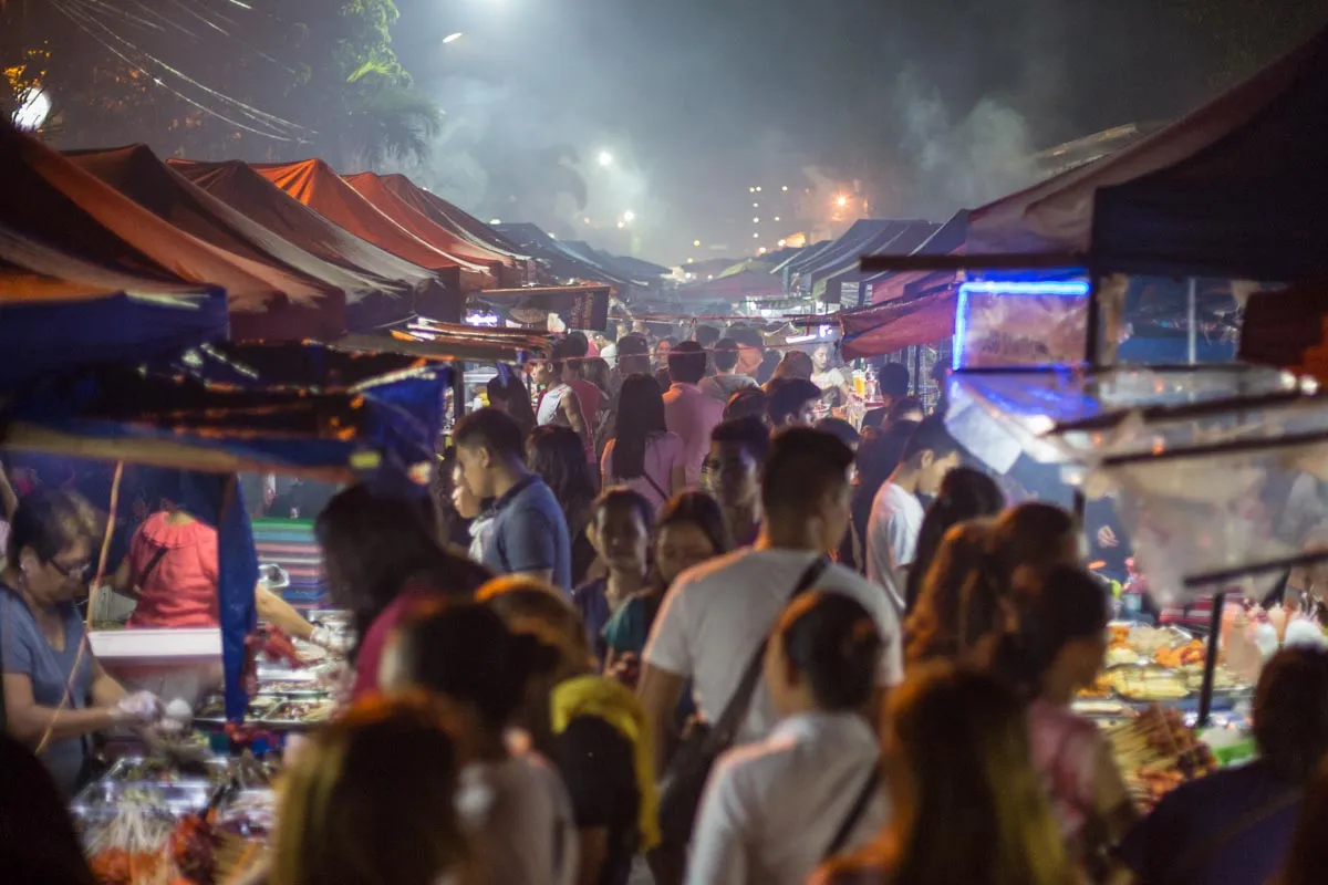 /images/tourist-spots/roxas-night-market-gallery.jpg